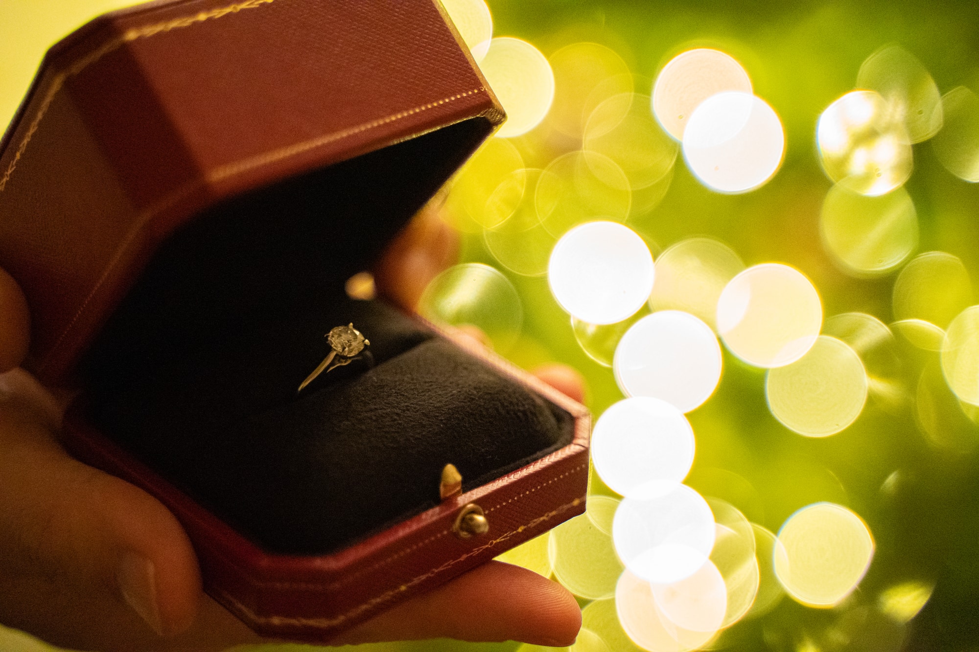 結婚相談所で結婚目前！ 婚約指輪はどうする？｜指輪の選び方と渡し方