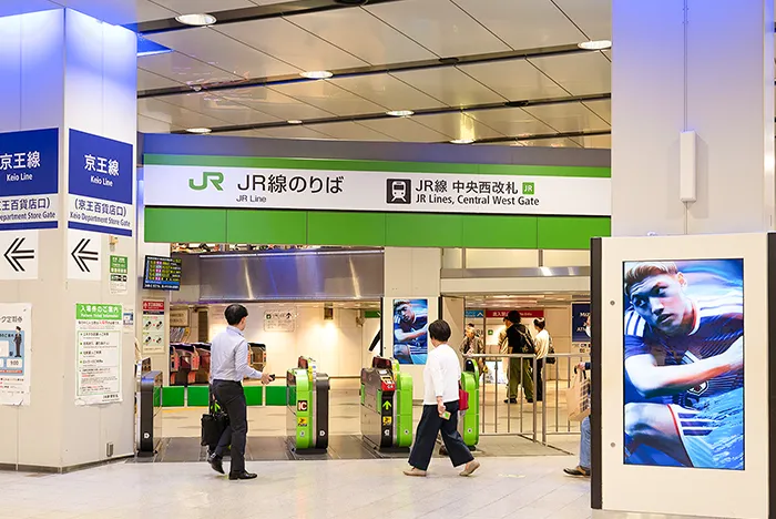 駅を降りてすぐ、店舗へ歩き出す方向