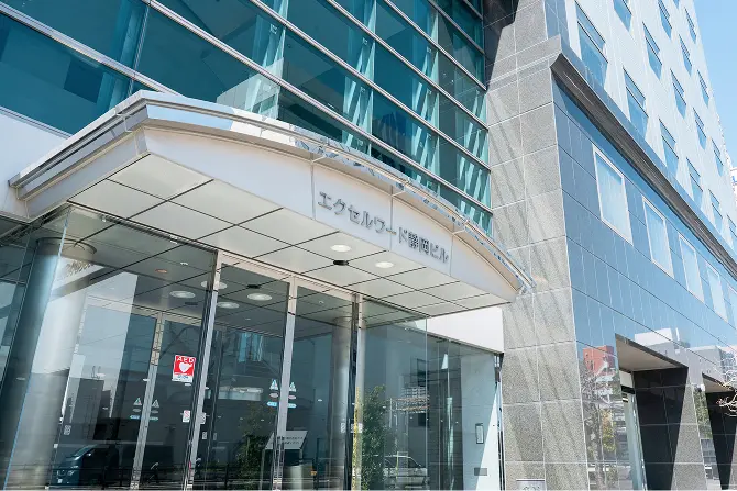 松坂屋ビル向かって左側のビルにございます。