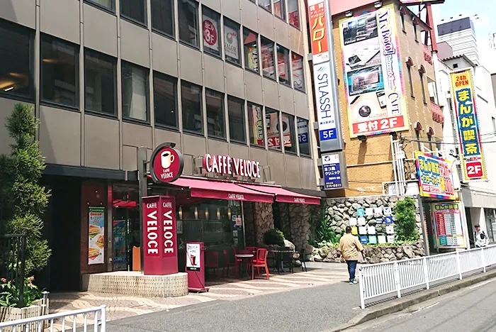 松坂屋ビル向かって左側のビルにございます。