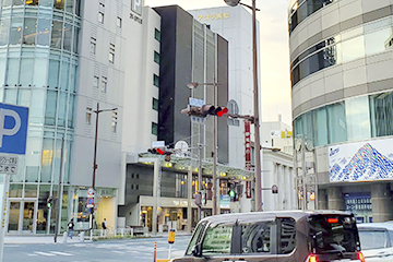浜松郵便局をこえて、ヤマハ浜松ビルとみずほ銀行の角を右に曲がってください。