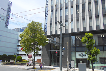 広島電鉄本線「胡町駅」を下車。横断歩道を右手に渡った目の前の建物が新広島ビルディングです。
