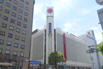 「広島三越」や「ヤマダデンキLabi」がビルの斜め向かいにあります。