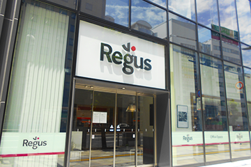 Regusが目印のガラス張りの入口よりお入りください。
