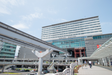 小倉駅・小倉城口（南口）からモノレール沿いに平和通り駅に向かってお進みください。