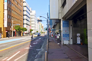 横断歩道を渡って左手に進むと入口があり、当店は3階にございます。
