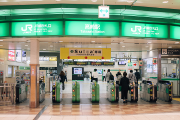 高崎駅西口から地上に降りずにデッキ沿いに歩き、バスロータリーの反対側へ。