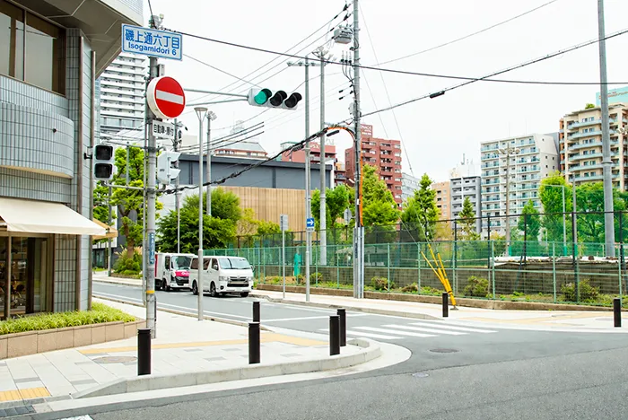磯上公園が見えたら、信号を左折。一つ目の角の手前左側に磯上公園ビルがありますので、エレベーターで5階へ