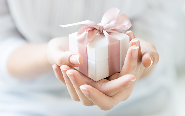プレゼントの定番であるアクセサリーはもらって嬉しいプレゼント??20代未婚女性の57.7%30代48.8%、年代が上がるにつれ減少傾向